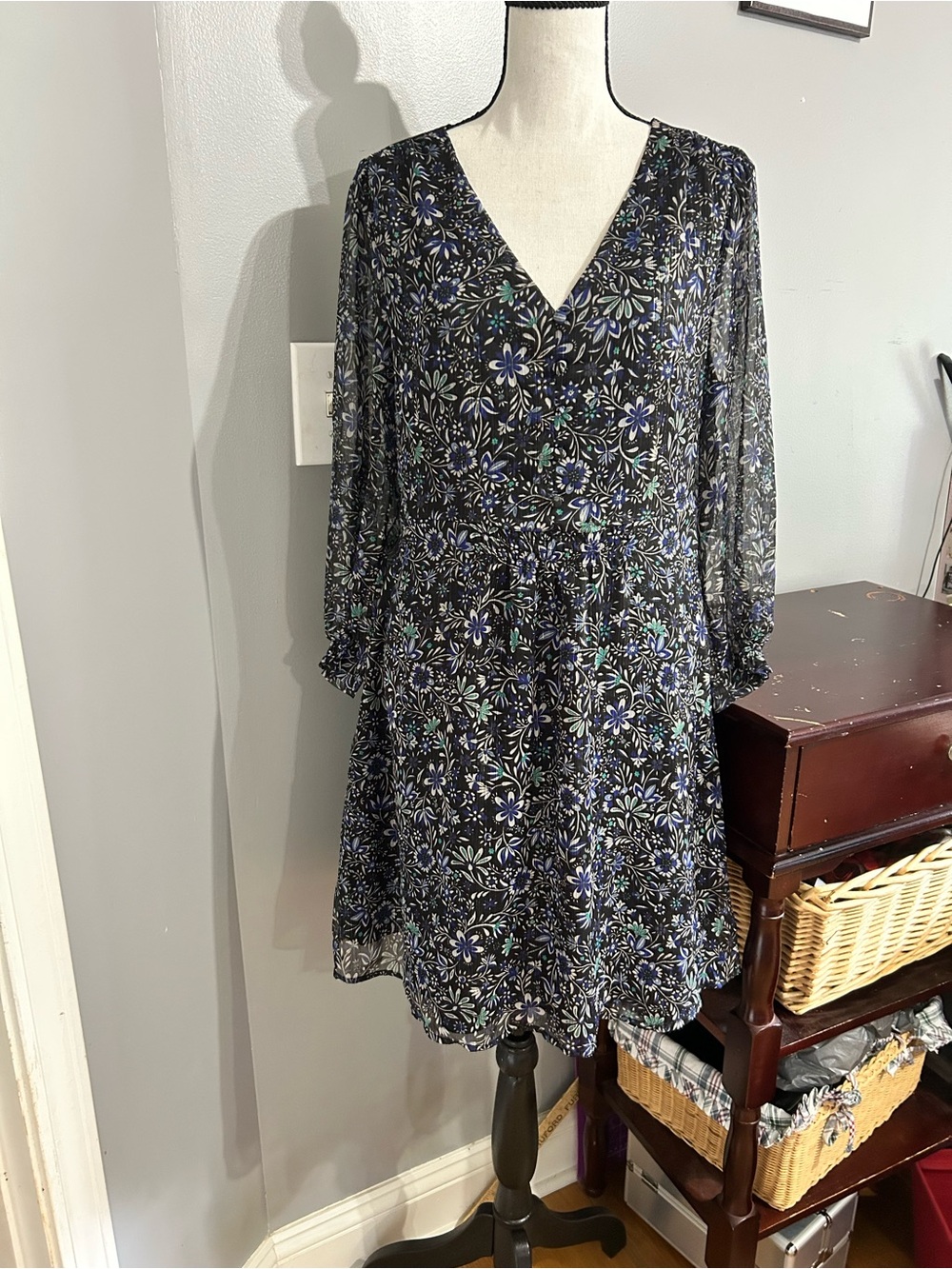 Loft Sheer Floral V Neck Dress 3/4 Sleeve Elasticized Cuffs Lined Chiffon